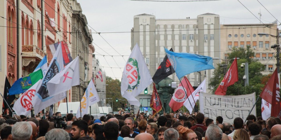 Bio sam na protestu... 67 sekundi koje morate pogledati: Bilo je divno - viore se zastave Hrvatske, UČK... (VIDEO)