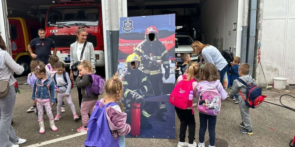 Najlepša slika iz Čačka: Deca upoznala svoje heroje
