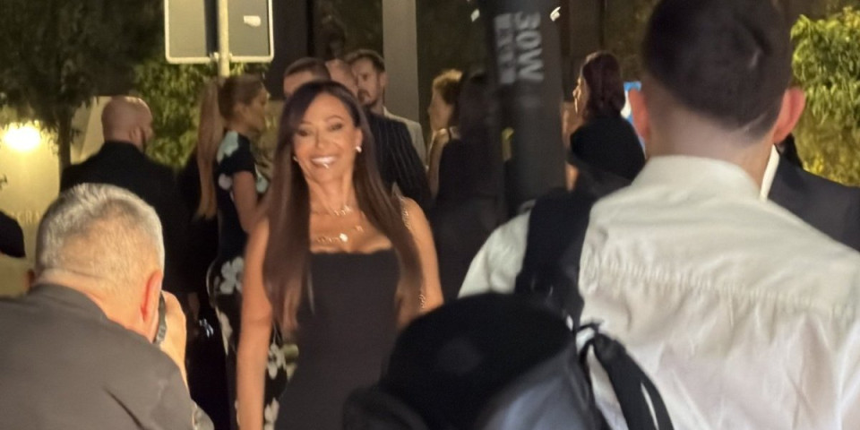 Svi zanemeli kada se pojavila Ceca! Crna haljina istakla jak dekolte, muškarci "lomili glave" kad je prošla (FOTO)