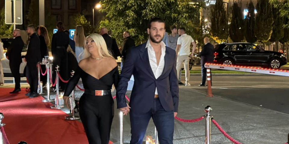 Jao, majko mila! Zanosna Dara udarila dekolte do pupka, a mlađani frajer je ne ispušta iz ruku (FOTO+VIDEO)