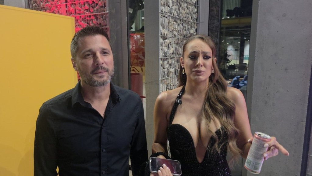 Dekolte do pupka, a grudi "sevaju": Luna bacila sve u senku - Ovaj detalj kod dekoltea svi komentarišu (FOTO)