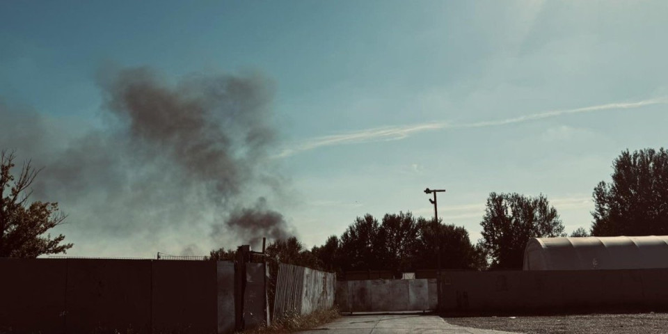 Veliki požar nadomak Beograda: Gust dim se širi ka gradu (VIDEO)