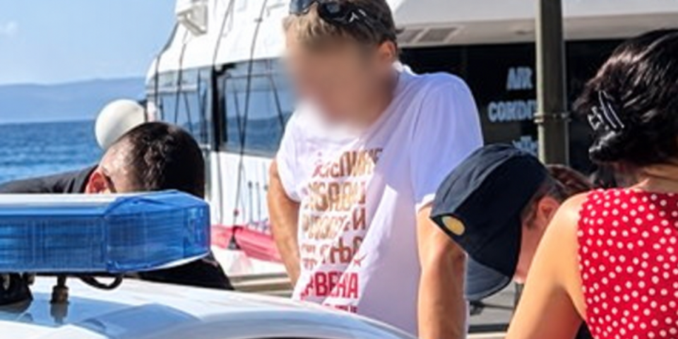 Srbin u dresu Crvene zvezde napadnut i bačen u more: Prve slike sa lica mesta! (FOTO)