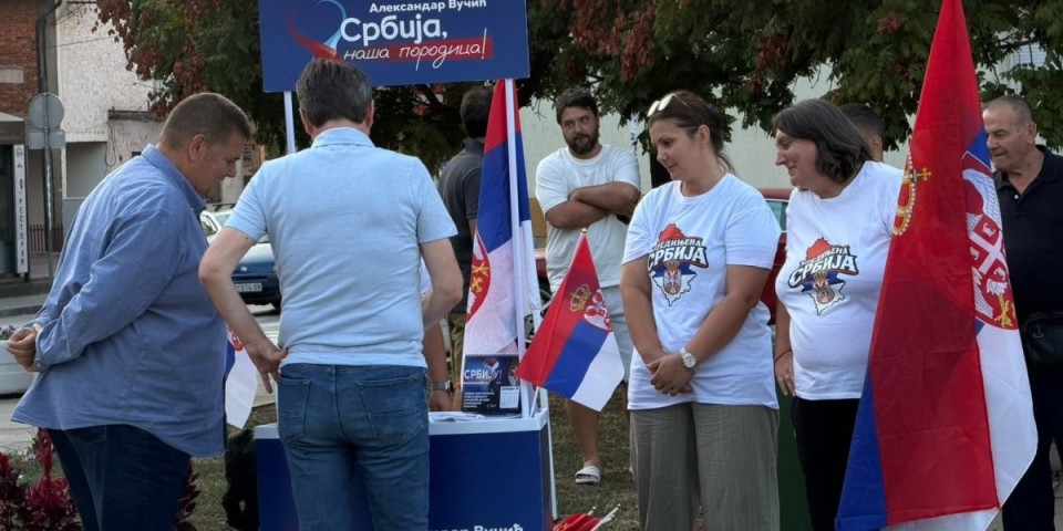 Srdačna atmosfera na Ubu: Glišić razgovarao sa građanima na gradskom trgu (FOTO, VIDEO)