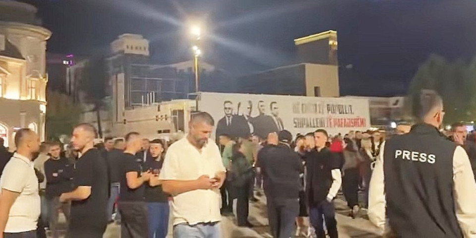 Bruka i sramota: Šiptari i večeras besne u Prištini - Sramnim protestima brane Tačija i koljače iz UČK