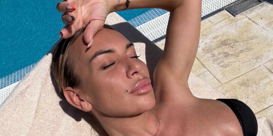 Srbi odlepil! Seksi mama se skinula u bikini: Porodila se u 41. godini, a telom muti um (FOTO)