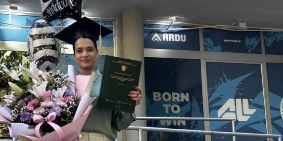 Prodavala na pijaci, a sada maše fakultetskom diplomom - Poznati dečko nikada ponosniji!