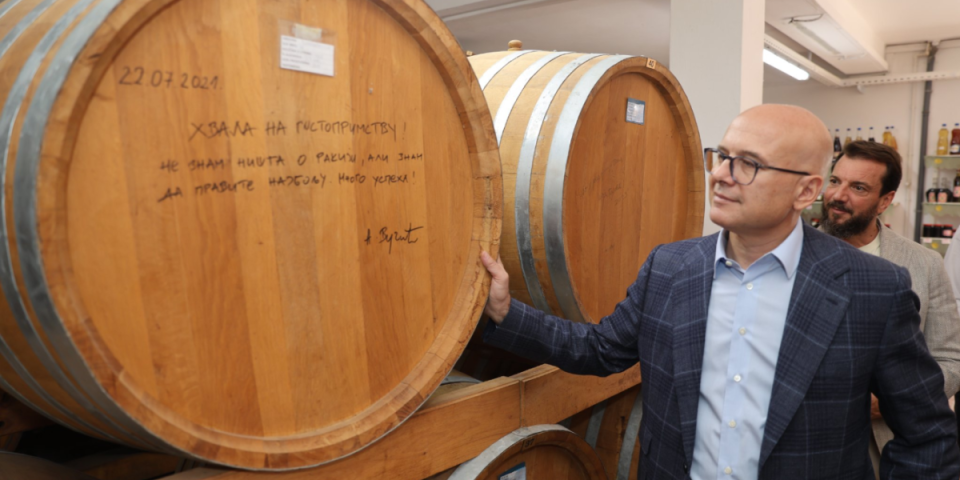 Šumadija ima znanje i vredne domaćine! Miloš Vučević u Gruži posetio čuvenu destileriju (FOTO)