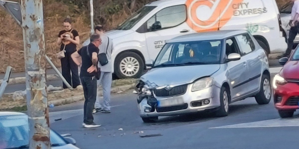 Težak sudar na Voždovcu: Prednji deo automobila uništen u potpunosti (FOTO/VIDEO)