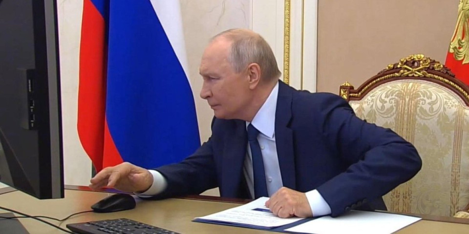 (VIDEO) Šta je ovo na Putinovom računaru?! Kamera zabeležila šokantan prizor: Ovo može da znači samo jedno