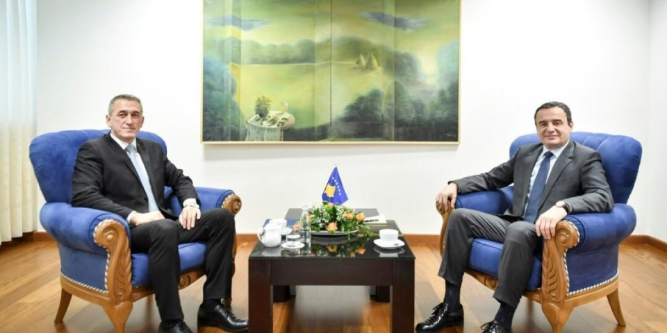 Kurtijev sluga podržao blokadere! Rašić javno stao uz lažnu listu: Sigurno pobeđujete (VIDEO)