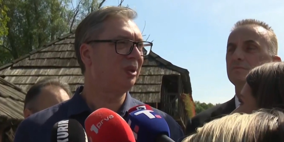 Još jedan bedni pokušaj blokadera! Dotrčali sa štanda da napadnu Vučića, predsednik ih oduvao jednim odgovorom (FOTO)