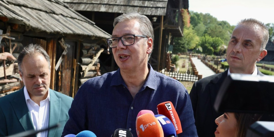 Ne propustite! Vožnja sa predsednikom: Vučić govori o svim aktuelnim temama (VIDEO)