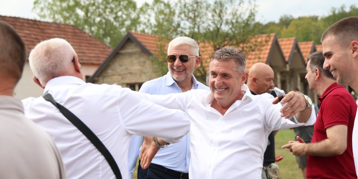 Stižu gosti na žurlu