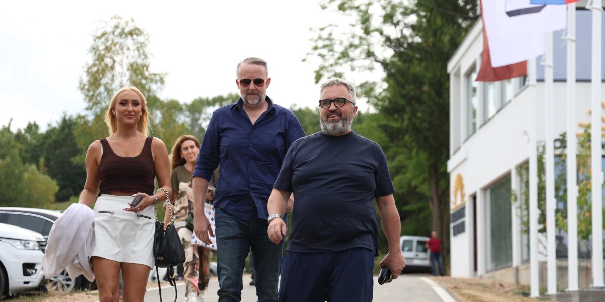 Stiže i Dragan J. Vučićević