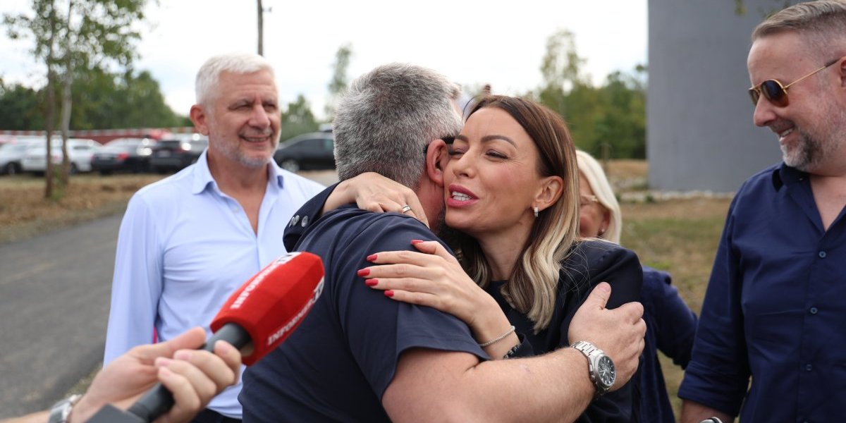 Vučka grli Adrijana Mesarović