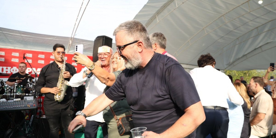 Moćna pesma! Dragan J. Vučićević zaplakao na velikom narodnom veselju u Kosjeriću (VIDEO)