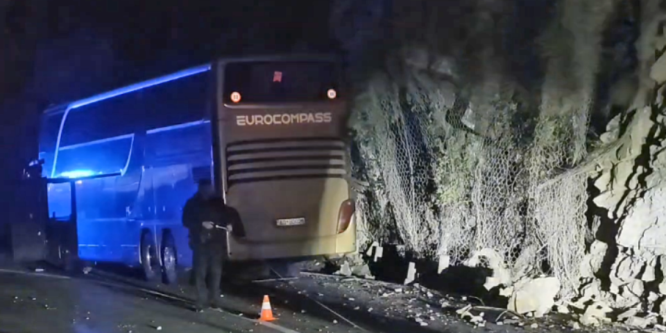 Deca hitno prebačena u bolnicu: Kamenje se obrušilo na autobus pun osnovaca, vođa puta teško povređen (VIDEO)