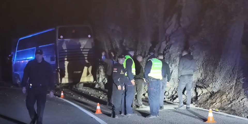 Vozač autobusa iz Srbije uhapšen zbog jezive nesreće: Prevozio pun autobus dece iz osnovne škole, vozilo se zakucalo u stenu koja se obrušila (VIDEO)