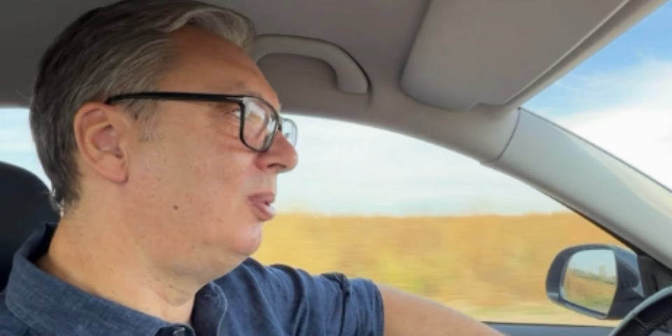 "Ne, nego u gepek da uđeš!" Urnebesan momenat tokom Tiktok lajva predsednika Vučića (FOTO)