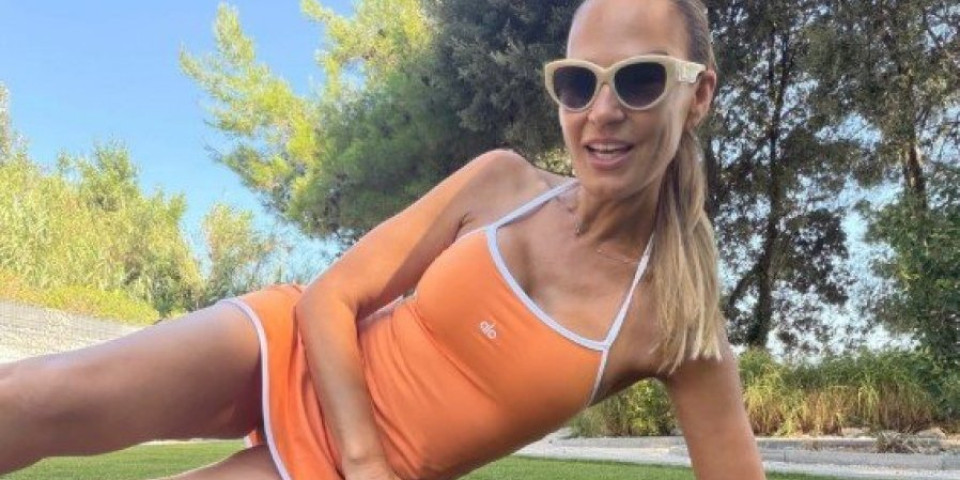 Marijana Mateus u šestoj deceniji radi vruću jogu u parku - Dude sevnule, a haljinica ne može biti kraća (FOTO)