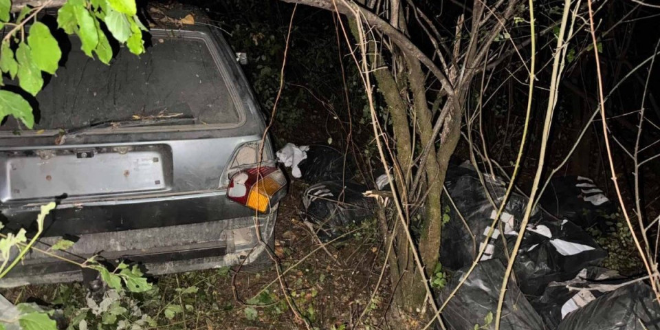 Oglušili se o sirene, dodali pun gas, pa ostavili plen u šumi: Pogledajte šta su krijumčari sakrili u 13 velikih kesa (FOTO)
