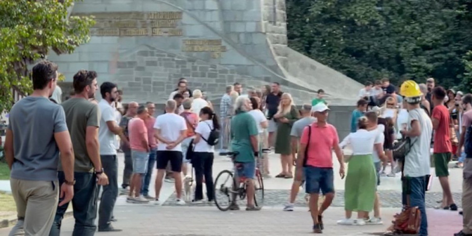 Au, kako varaju blokaderi! Narode, pogledaj ovo - Namagarčili ljude da ih čekaju dok oni stižu biciklama, a evo kako u stvari putuju (FOTO/VIDEO)