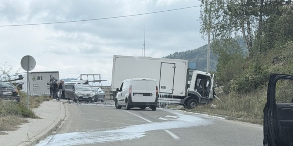 Težak udes na magistrali kod Nove Varoši: Delovi vozila rasuti po putu - Ima povređenih (FOTO)