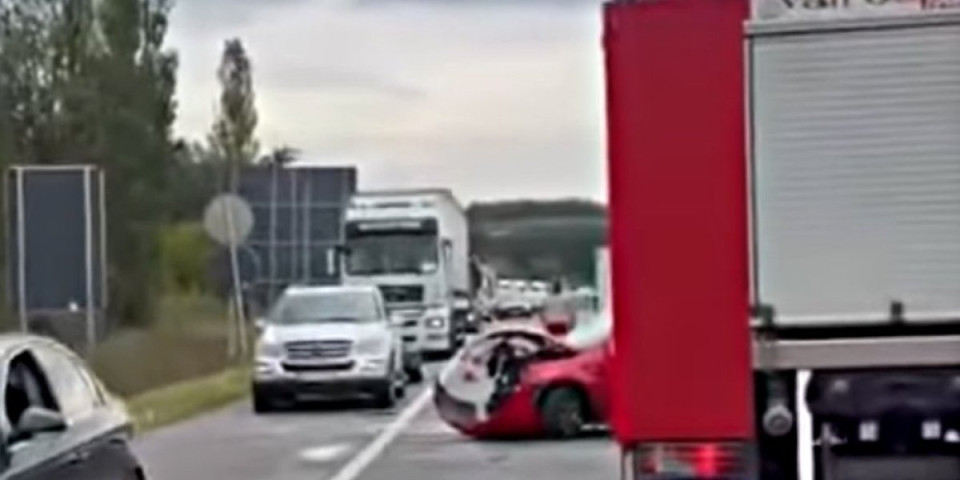 Dvoje mrtvih u stravičnoj nesreći kod Kolara: Saobraćaj obustavljen, policija i hitna na licu mesta (VIDEO)