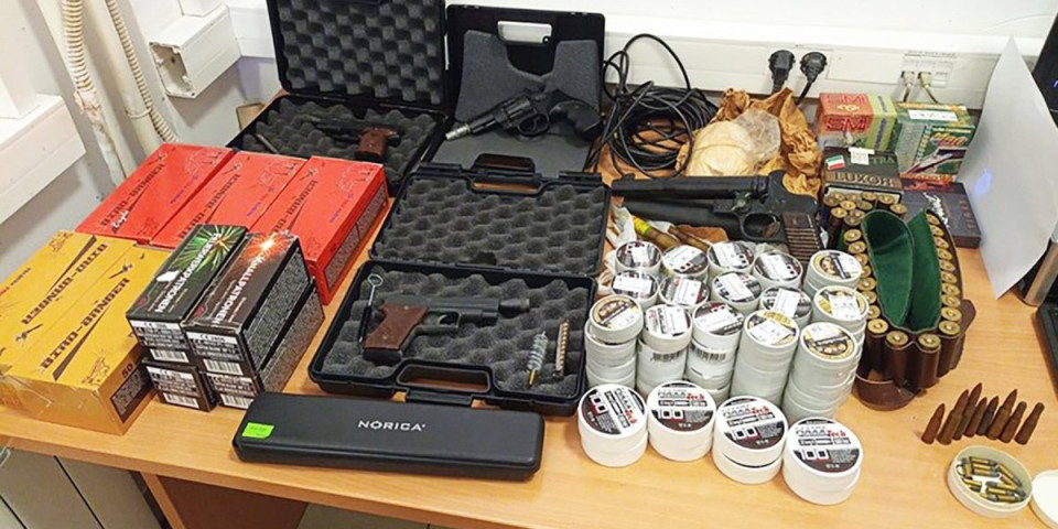 Naseljem je odjeknuo hitac, a kad je policija upala u kuću nastao je muk: Komšija držao arsenal pod krovom (FOTO)