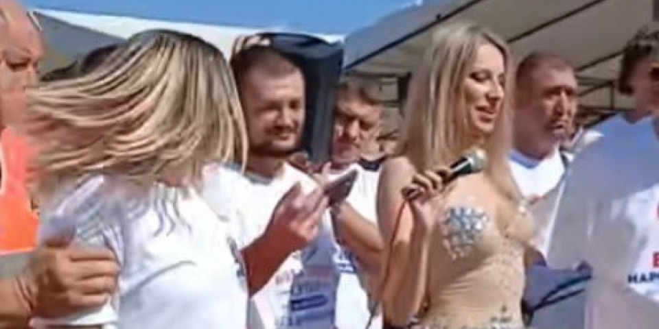 Pogledajte samo snimak! Rada u providnom minjaku napravila totalni lom na Kotlićijadi - Čovek pored nje je tek hit