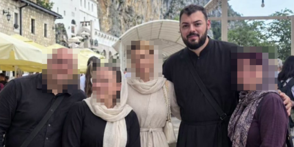 Šta je ovo? Sloba Vasić obučen kao monah - Fotografija sa Ostroga budi intrigu, Srbi ne mogu da se načude!