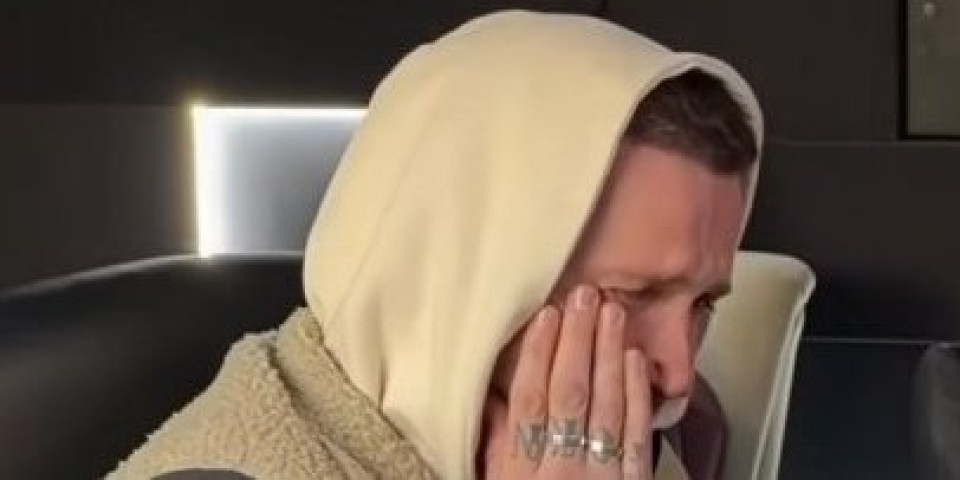 Šta se desilo? Vladan Savić snimljen kako plače i trese se - Pevač se potpuno slomio (VIDEO)