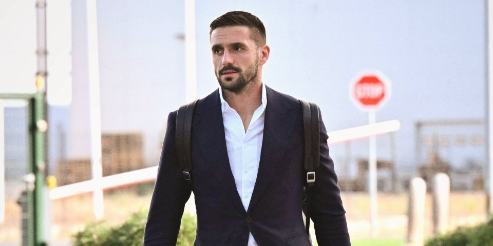 Tadić se vratio, a Starom Pazovom šetaju manekeni: Nikad elegantniji "orlovi" stigli na okupljanje (FOTO)