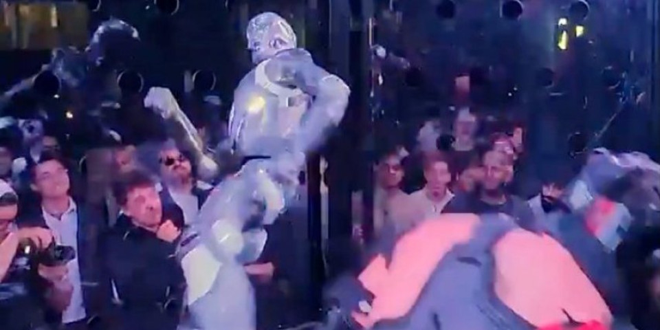 Zastrašujuće, u MMA kavezu su se borili čovek i robot - Pogledajte ko je pobedio (VIDEO)
