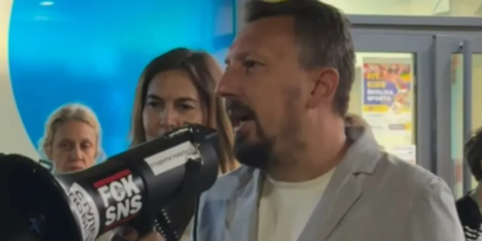 "Je*i SNS": Profesor sa blokaderske liste u borbi za "bolju" Srbiju: Uvrede, pretnje i primitivizam... (VIDEO)