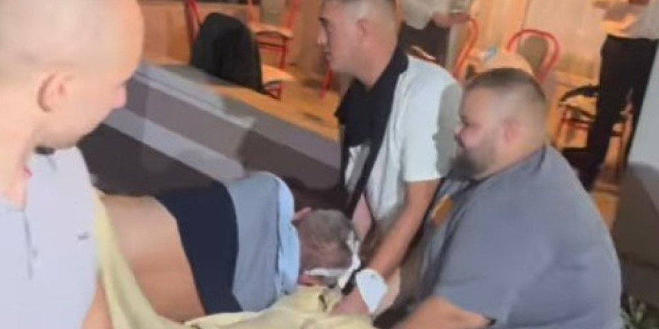 Šok na srpskoj proslavi! Hitna intervenisala, muškarca iznose na nosilima - a muzika ne staje (VIDEO)