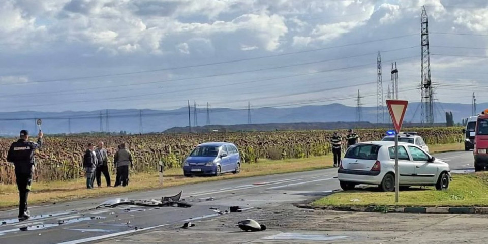 Težak udes kod Novog Sada: Delovi vozila razbacani po drumu (FOTO)