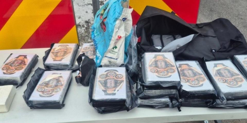 Velika akcija policije, zaplenjeno 17,5 kilograma kokaina! Uhapšen vozač kamiona u Somboru - evo šta mu je još pronađeno (FOTO/VIDEO)