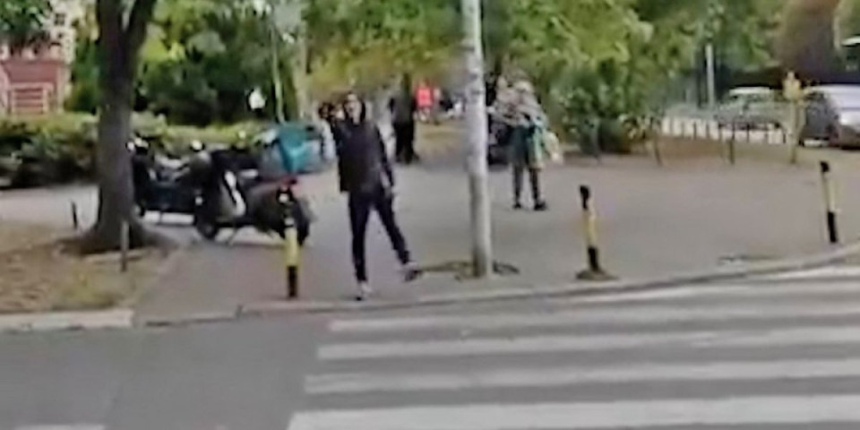 Drogiran divljao na Vidikovcu! Pomahnitali blokader napao aktiviste SNS: "Ćaci, mrš odavde!" (VIDEO)
