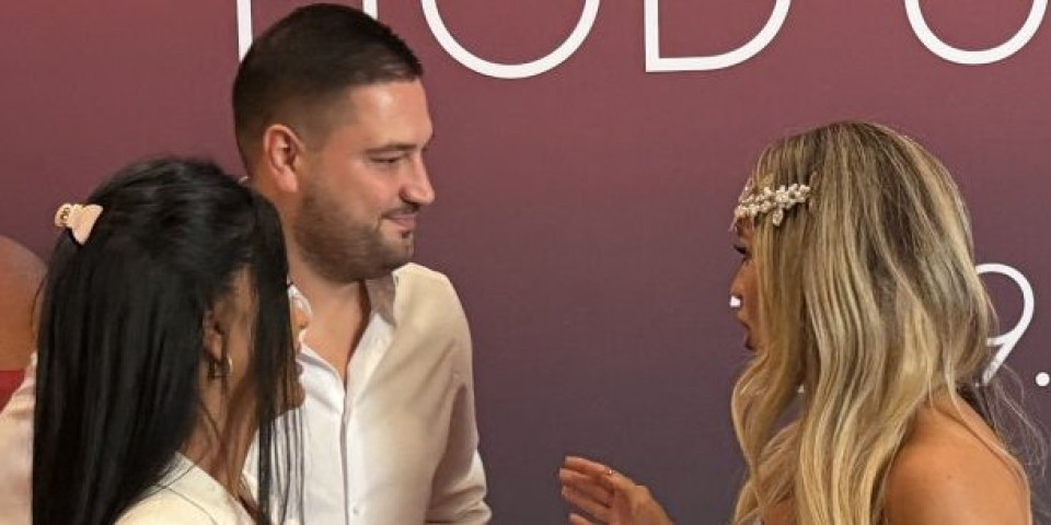 Ma, da li su realni?! Kolega doneo domaćinima neočekivan poklon, svi gledaju i ne veruju šta vide