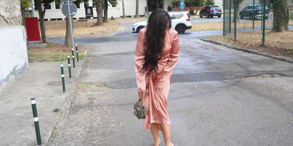 Kakva je ovo skalamerija na nogama? Sanja u cipelama sa najčudnijom štiklom - Pogledajte o čemu je reč! (FOTO)