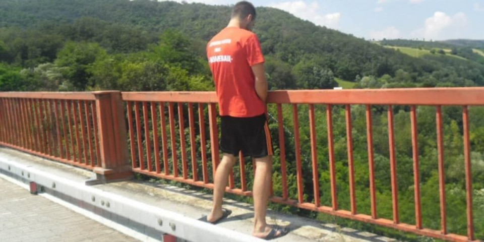 Alkohol, orgije, flaše i teturanje - Još jedno "besprekorno lice" koje bi da sedi u Skupštini: Evo ko je 31. na blokaderskoj listi (FOTO)