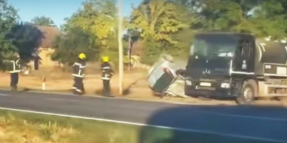 Prvi snimak posle nesreće kod Subotice: Automobil od siline udara ostao zaglavljen pod točkovima kamiona (VIDEO)