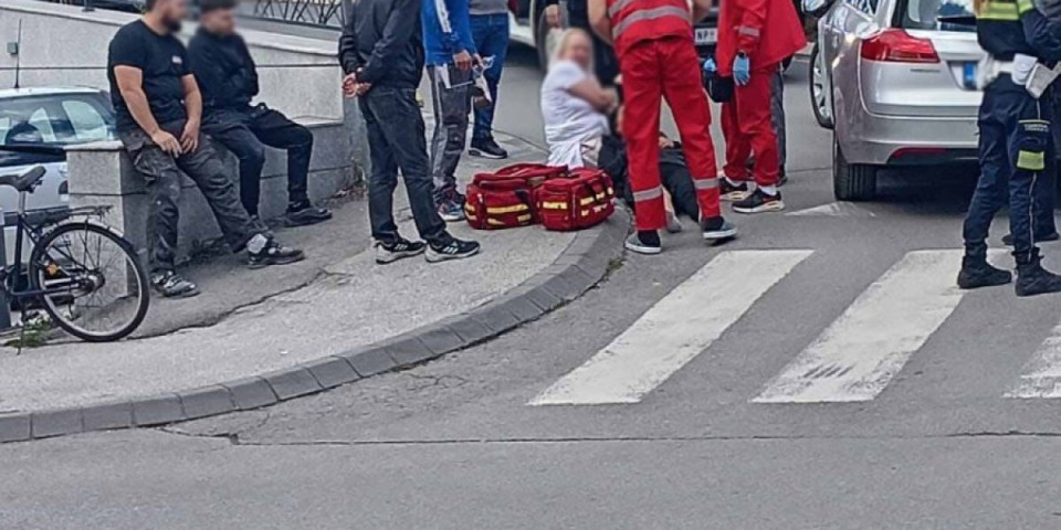 Drama u centru Novog Pazara: Žena oborena kod pešačkog prelaza, Hitna pomoć i policija na licu mesta