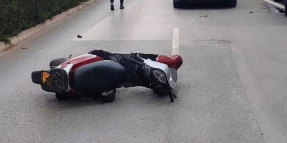 Jeziv prizor u Novom Sadu! Bahati vozač "bmw-a" pokosio motociklistkinju: Oduzeo joj pravo prvenstva prolaza, kaciga odletela metrima dalje (FOTO)