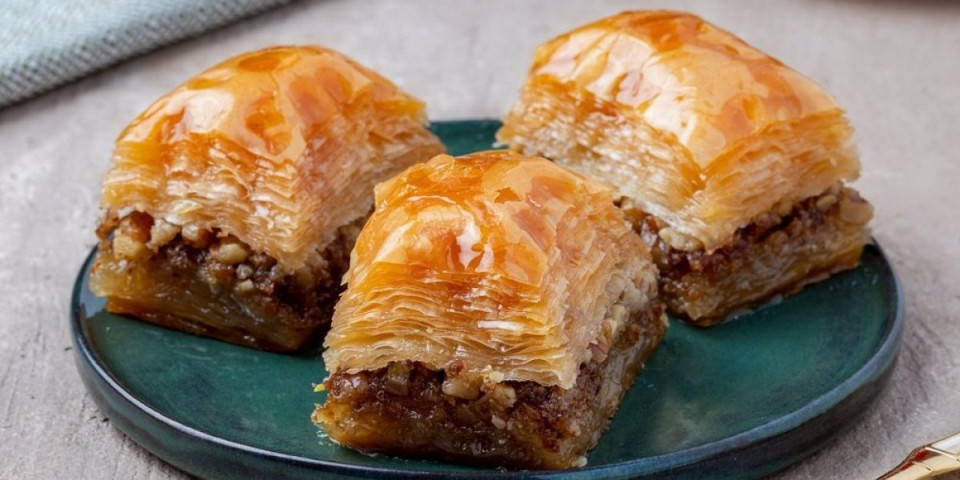 Starinska baklava sa orasima: Hrskave kore i bogat fil osvajaju na prvi zalogaj