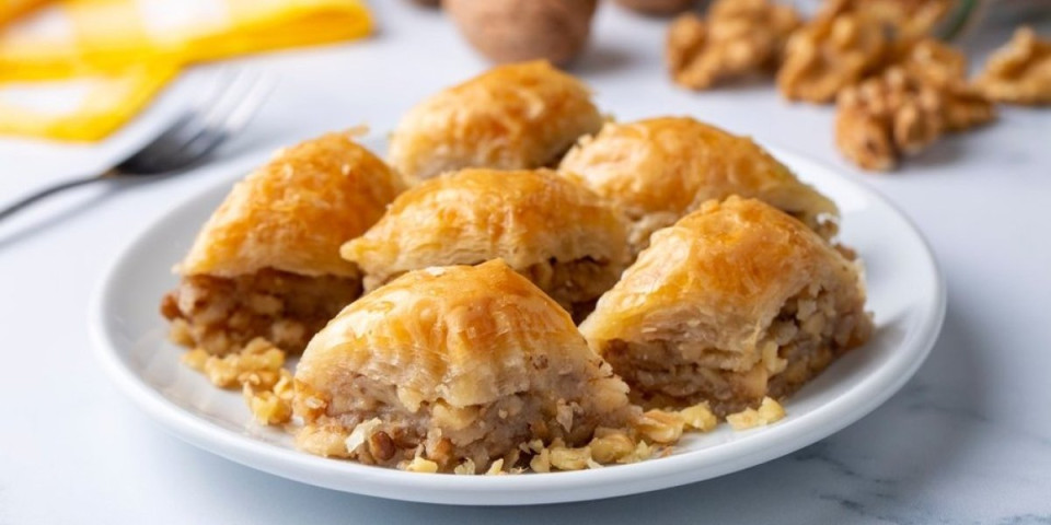 Kajmak baklava: Starinski slatkiš koji osvaja na prvi zalogaj - Nema ko ih ne voli