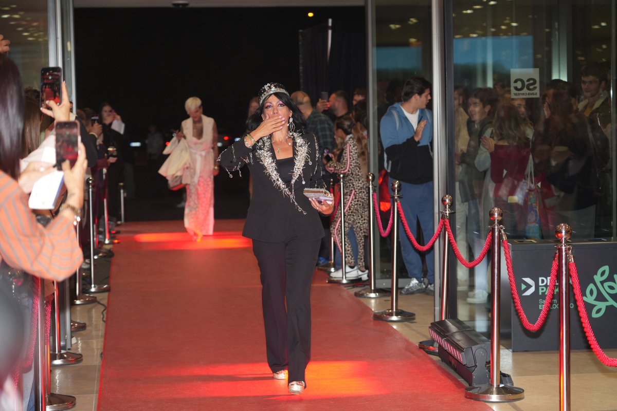 Vendi kao na Filmskom festivalu u Veneciji: Svi joj aplaudirali, ona oduševljena slala poljupce - Šator zamenila salama