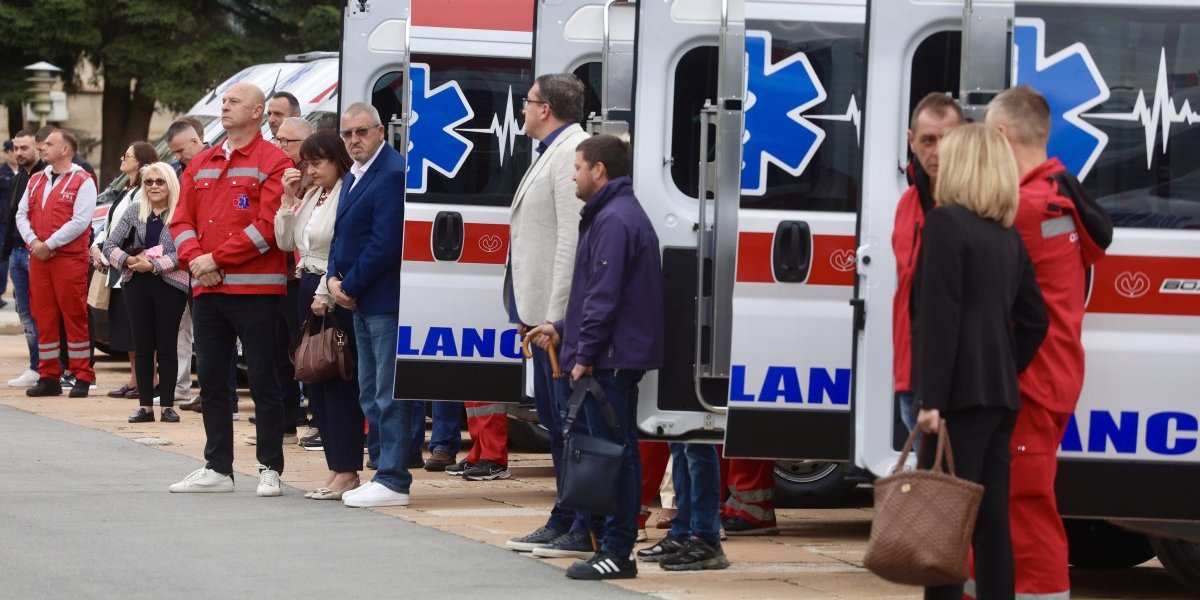 Zlatibor Lončar uručio 20 saniteta predstavnicima zdravstvenih ustanova u Srbiji